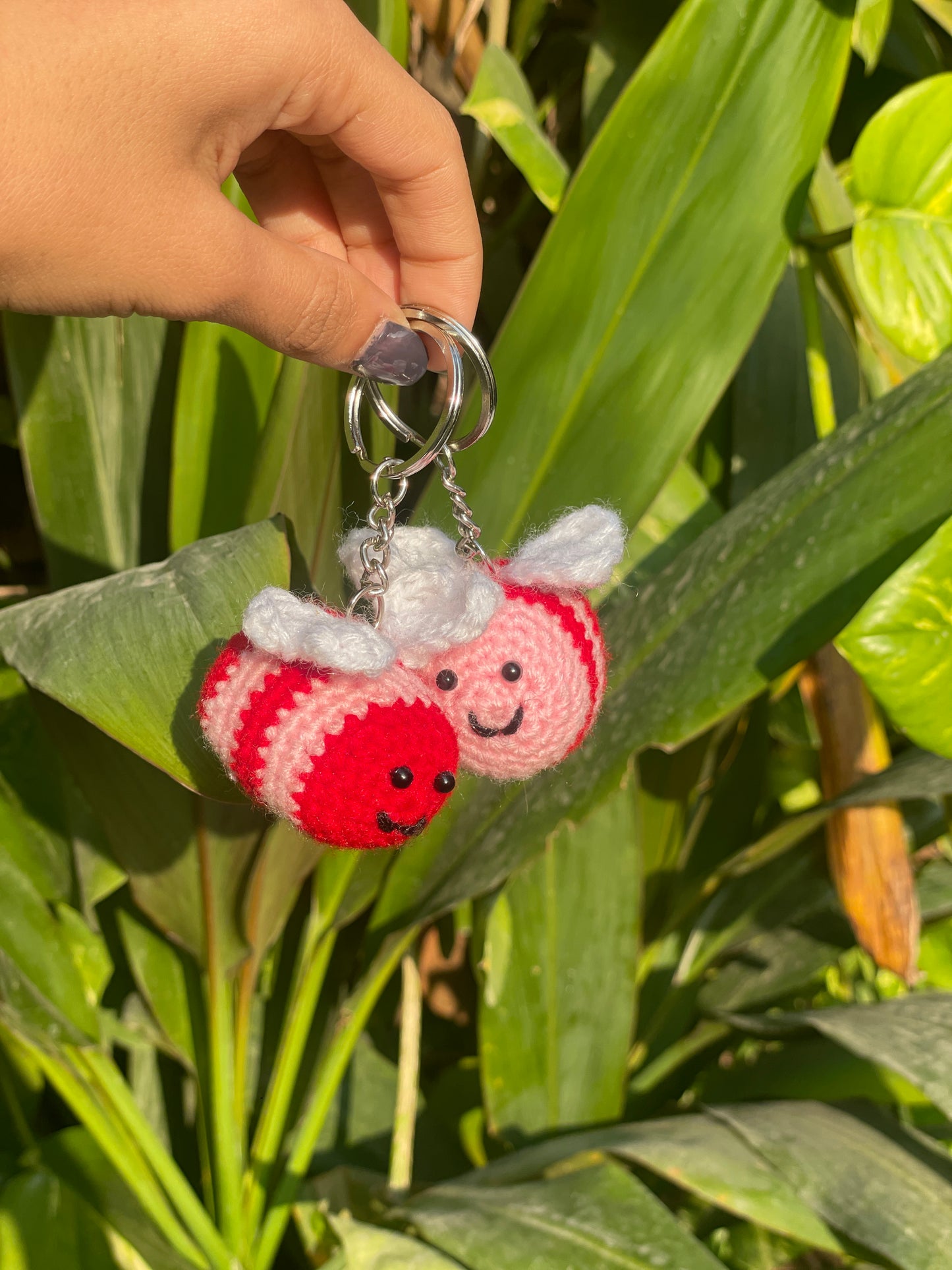 valentine honeybee keychain – handmade crochet gift india handmade crochet gift India