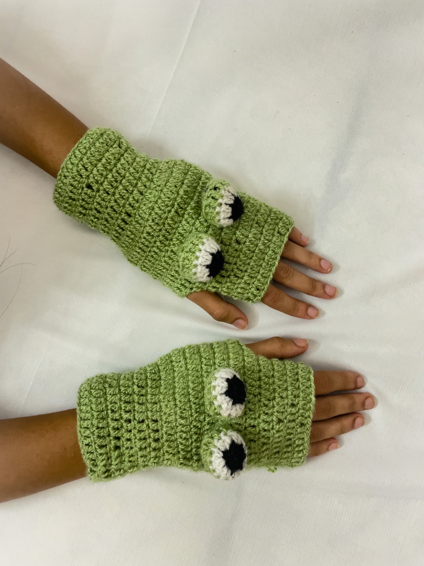frog hand warmer – handmade crochet gift india handmade crochet gift India